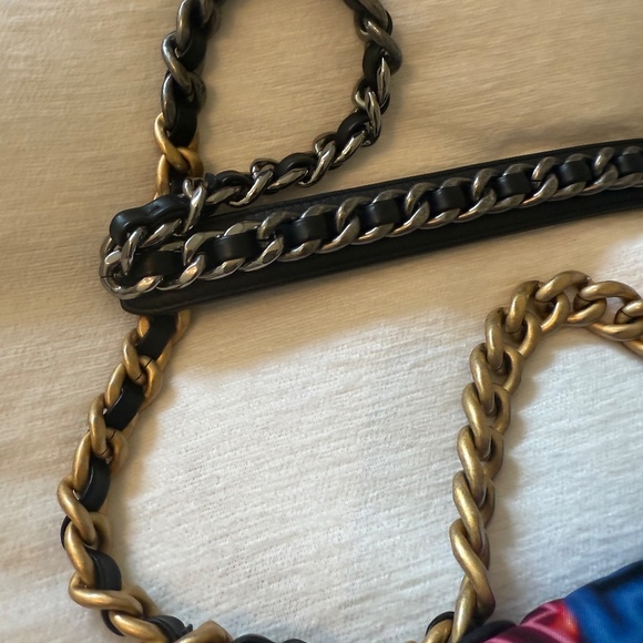 CHANEL 19 MEDIUM GRAFFITI FLAP BAG - Picture 4 of 9